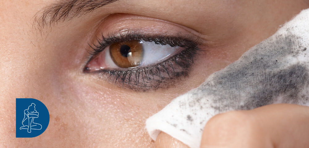 donna che rimuove trucco su occhi - dermaclub