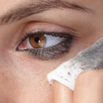 donna che rimuove trucco su occhi - dermaclub